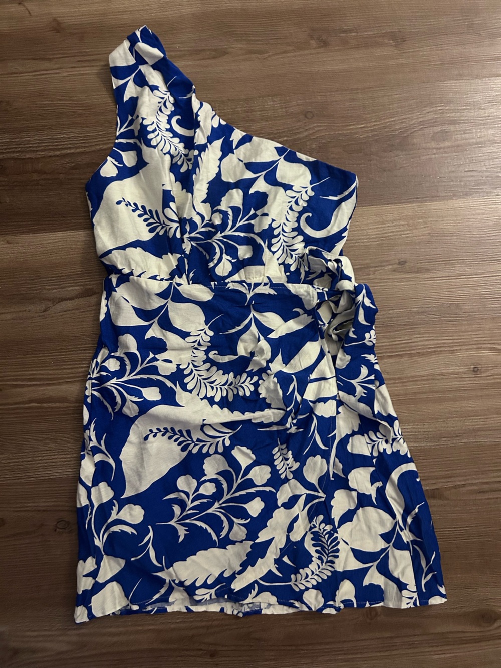 Cupshe romper with little tie skirt! So cute! Size large (10)